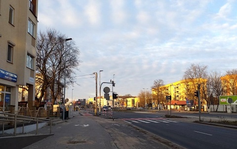 Obecnie przez Chełmionkę przebiega szeroka na dwa pasy w każdą stronę droga, a niebawem pojedzie też tramwaj. Fot. Adriana Andrzejewska-Kuras