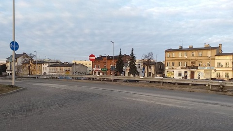 Obecnie przez Chełmionkę przebiega szeroka na dwa pasy w każdą stronę droga, a niebawem pojedzie też tramwaj. Fot. Adriana Andrzejewska-Kuras