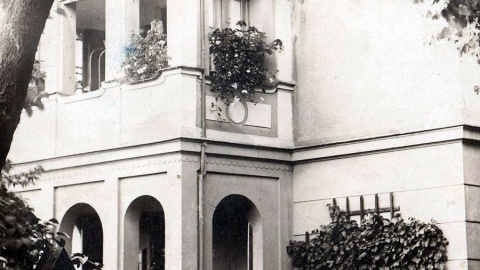 Rodzina Schillerów przed swoim domem w Solcu Kujawskim. Fot. archiwum rodzinne