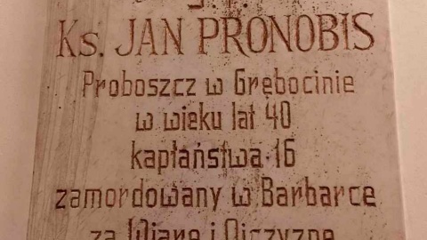 Tablica upamiętniająca pierwszego proboszcza parafii pw. św. Teresy od Dzieciątka Jezus w Grębocinie. Fot. Michał Zaręba