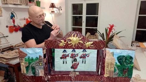 W domowym warsztacie Robert Poryziński przygotowuje swój „Teatr Miejsca” do kolejnego sezonu. Fot. Michał Zaręba