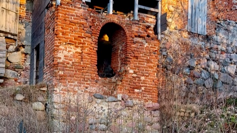 Zamek w Nowym Jasińcu niszczeje zaniedbany od wielu lat. Fot. Żaneta Walentyn