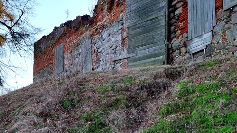 Zamek w Nowym Jasińcu niszczeje zaniedbany od wielu lat. Fot. Żaneta Walentyn