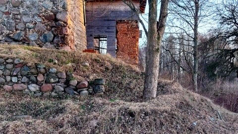 Zamek w Nowym Jasińcu niszczeje zaniedbany od wielu lat. Fot. Żaneta Walentyn