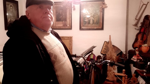 Pan Adam Kozłowski z Łysomic prezentuje swoje zbiory. Fot. Michał Zaręba