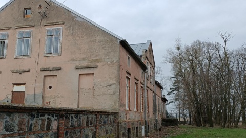 Remontowany przez obecnego właściciela zabytkowy dworek w Paulinach. Fot. Żaneta Walentyn