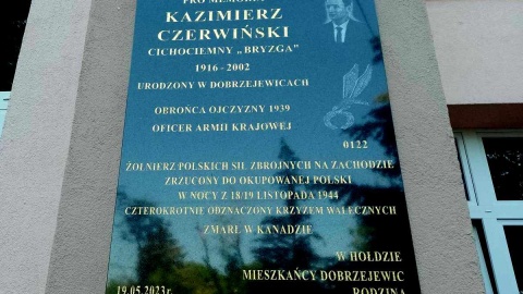 Tablica pamiątkowa na scianie Zespołu Szkół w Dobrzejewicach. Fot. Michał Zaręba