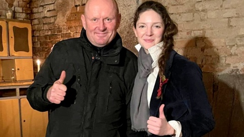 Bohaterka reportażu Natalia Kurowska (z prawej) i Sławomir Rewer (z lewej) obecny organista z Łobdowa Sławomir Rewer. Fot. nadesłane