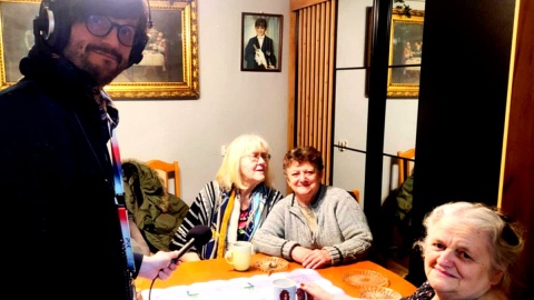 Michał Zaręba z Polskiego Radia PiK na spotkaniu z mieszkankami Łobdowa. Fot. Natalia Kurowska