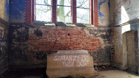 Satanistyczny napis w miejscu dawnego ołtarza. Fot. Żaneta Walentyn/PR PiK