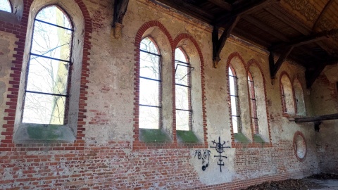 Strzeliste okna i grafiti na ścianach kościoła. Fot. Żaneta Walentyn/PR PiK