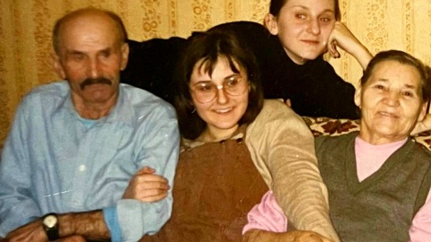 „Dla babci i o babci” - Dziadek, siostra, pani Kamila Bułakowska i babcia. Fot. nadesłane/zbiory rodzinne