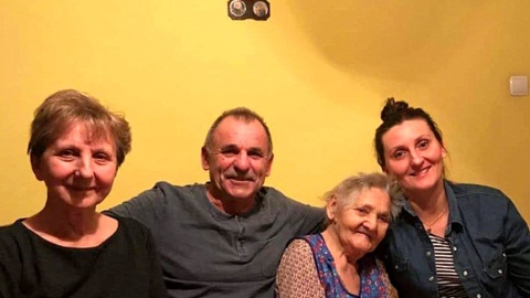 „Dla babci i o babci” - Mama, wujek, babcia i pani Kamila Bułakowska. Fot. nadesłane/zbiory rodzinne