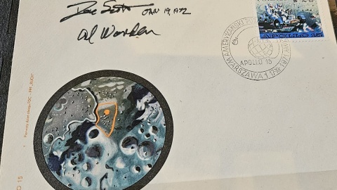 Pocztówka dedykowana misji Apollo, z autografami Davida Scotta i Alfreda Wordena. Fot. ze zbiorów „Domu Koprnika” w Toruniu/Adriana Andrzejewska-Kuras/PR PiK