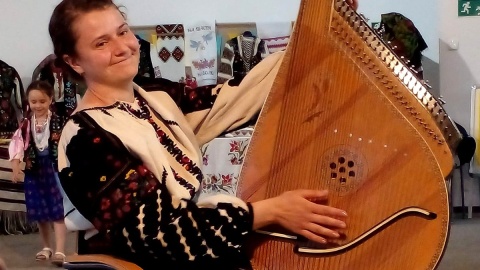 Olena Maruniak-Gaidychuk gra na gra na bandurze, tradycyjnym ukraińskim instrumencie. Fot. facebook.com/olena.maruniak.7
