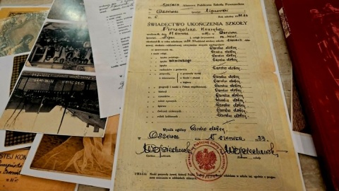 Zdjęcia sprzed niemal stu lat, odnaleziono przy okazji remontu budynku dawnej szkoły w Osówce. Fot. Adriana Andrzejewska-Kuras/PR PiK