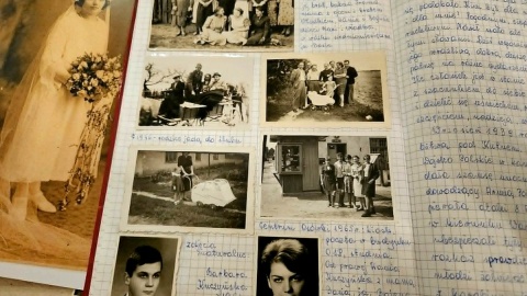 Zdjęcia sprzed niemal stu lat, odnaleziono przy okazji remontu budynku dawnej szkoły w Osówce. Fot. Adriana Andrzejewska-Kuras/PR PiK