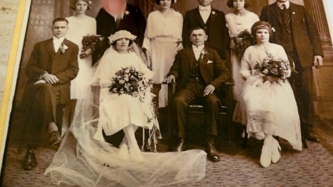 Zdjęcia sprzed niemal stu lat, odnaleziono przy okazji remontu budynku dawnej szkoły w Osówce. Fot. Adriana Andrzejewska-Kuras/PR PiK