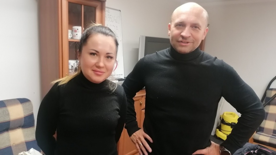 Fundacja Polska w Bydgoszczy opiekuje się Ukrainkami, które po wybuchu wojny zamieszkały w domu Zgromadzenia Misjonarzy Ducha Świętego. Na zdjęciu: Krzysztof Szperkowski z Fundacji i Julia Yunosheva - lekarka stomatolog z Ukrainy/fot. mg