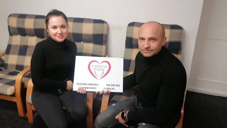 Fundacja Polska w Bydgoszczy opiekuje się Ukrainkami, które po wybuchu wojny zamieszkały w domu Zgromadzenia Misjonarzy Ducha Świętego. Na zdjęciu: Krzysztof Szperkowski z Fundacji i Julia Yunosheva - lekarka stomatolog z Ukrainy/fot. mg