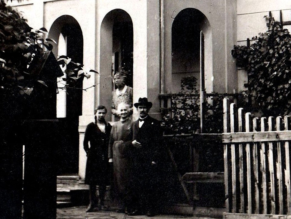 Rodzina Schillerów przed swoim domem w Solcu Kujawskim. Fot. archiwum rodzinne