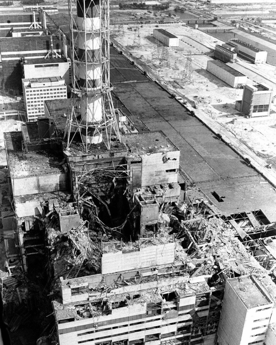 Elektrownia w Czarnobylu kilka miesięcy po wybuchu, który zniszczył jeden z reaktorów jądrowych. Źródło: fot. IAEA Imagebank/Wikipedia