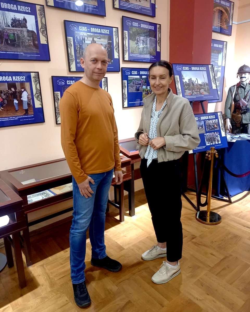 Bartosz Szymczak, autor wystawy w Muzeum Ziemi Szubińskiej i Kamila Czechowska, dyrektor muzeum. Fot. Michał Słobodzian/PR PiK