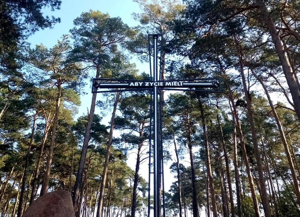 Nowy krzyż stanął w miejscu katastrofy kolejowej pod Otłoczynem, niedaleko Torunia. Fot. Michał Zaręba/PR PiK
