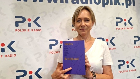 Magdalena Gill prezentuje swoją książkę pt. „Między dźwiękami”. Fot. Bogumiła Wresiło/PR PiK