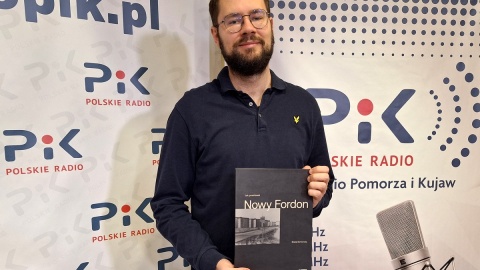 Błażej Bembnista prezentuje swoją książkę. Fot. Bogumiła Wresiłlo/PR PiK