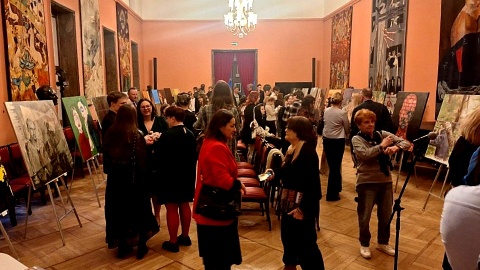 Autorami prac prezentowanych na wystawie pt. „Kadry zatrzymane w malarstwie” są członkowie Koła Malarskiego „Ok2Cztery”, działającego przy Wydziale Sztuk Projektowych Politechniki Bydgoskiej. Fot. Bogumiła Wresiło/arch. PR PiK