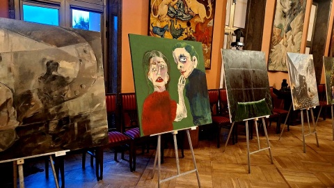 Autorami prac prezentowanych na wystawie pt. „Kadry zatrzymane w malarstwie” są członkowie Koła Malarskiego „Ok2Cztery”, działającego przy Wydziale Sztuk Projektowych Politechniki Bydgoskiej. Fot. Bogumiła Wresiło/arch. PR PiK