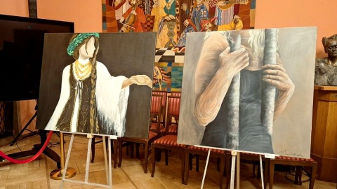 Autorami prac prezentowanych na wystawie pt. „Kadry zatrzymane w malarstwie” są członkowie Koła Malarskiego „Ok2Cztery”, działającego przy Wydziale Sztuk Projektowych Politechniki Bydgoskiej. Fot. Bogumiła Wresiło/arch. PR PiK