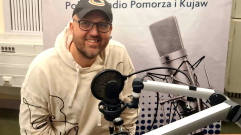 Krzysztof Nowicki, dyrektor festiwalu „Przeźrocza” z wizytą w studiu Polskiego Radia PiK. Fot. Bogumiła Wresiło/PR PiK