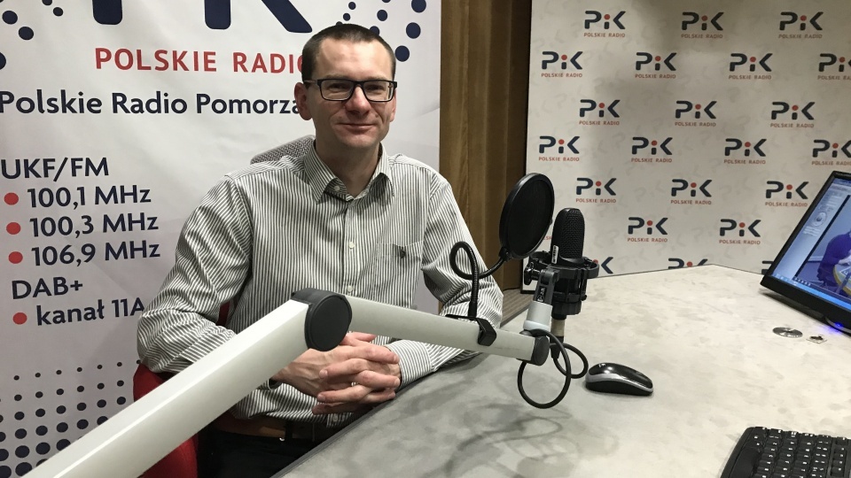 Filmoznawca dr Dominik Wierski w studiu Polskiego Radia PiK. Fot. Tomasz Kaźmierski/arch. PR PiK