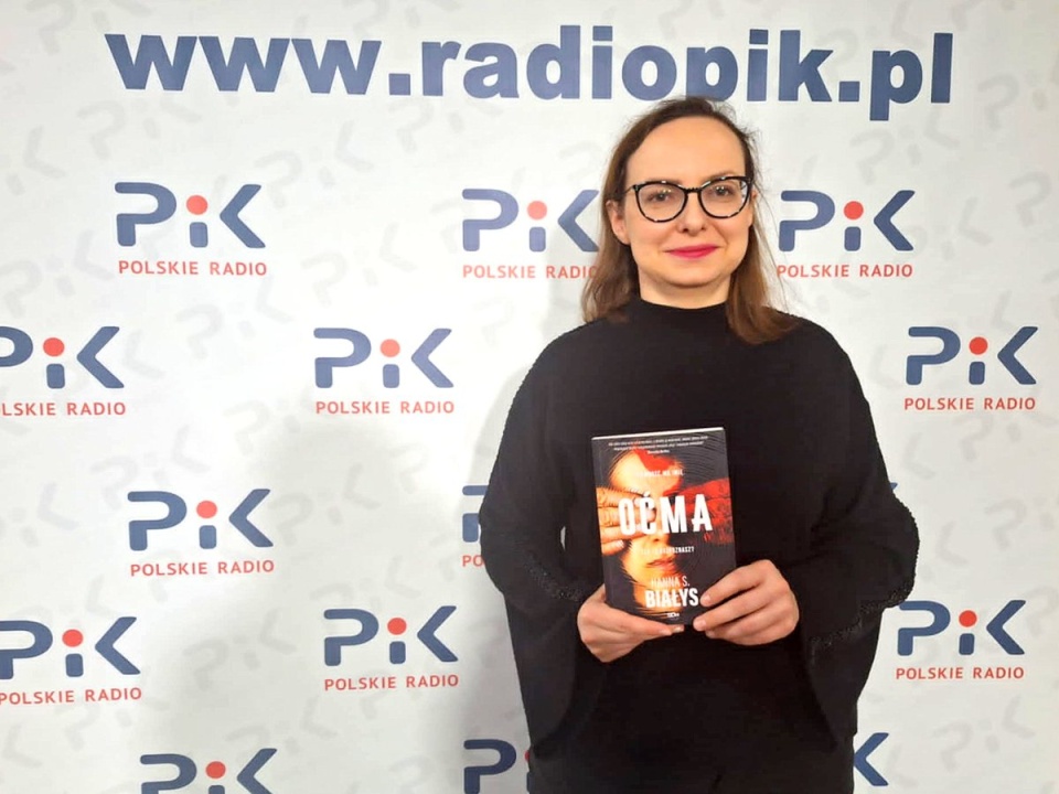 Hanna Szczukowska-Białys prezentuje swoją książkę pt. „Oćma”. Fot. Bogumiła Wresiło/arch. PR PiK