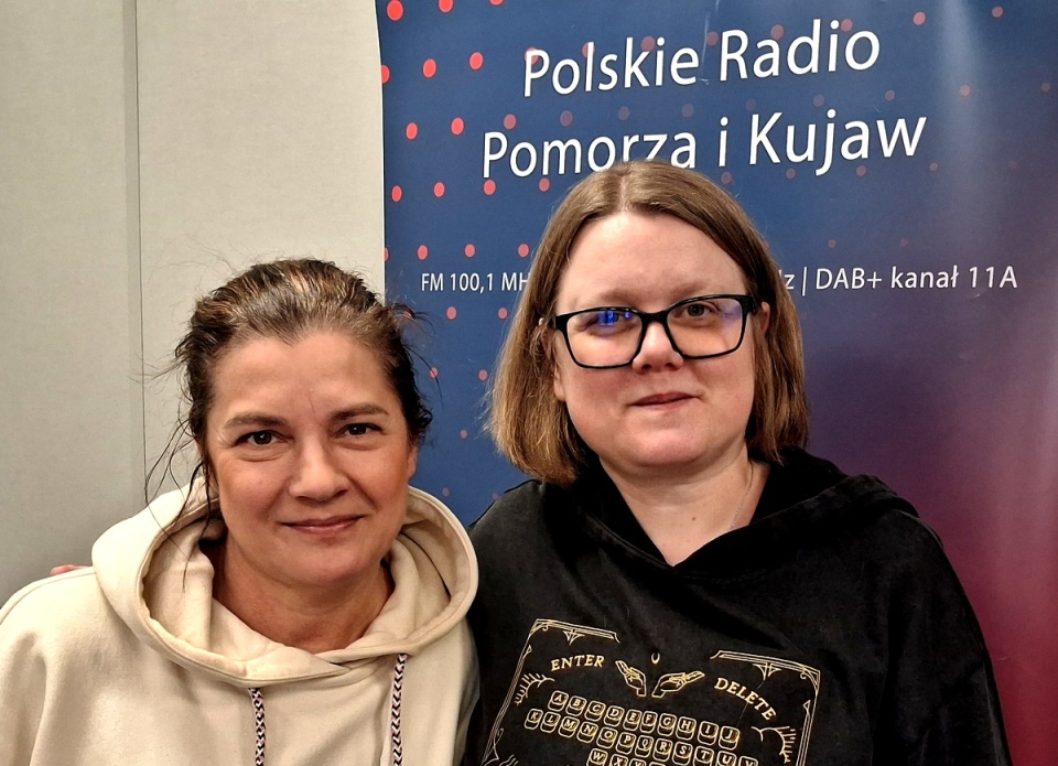 Iwona Muszytowska-Rzeszotek z Anetą Jadowską w toruńskim studiu Polskiego Radia PiK. Fot. Michał Zaręva/PR PiK
