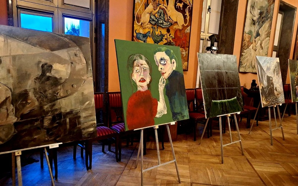 Na wystawie pt. „Kadry zatrzymane w malarstwie” poświęconej filmowej twórczości Andrzeja Wajdy. Fot. Bogumiła Wresiło/arch. PR PiK