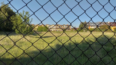 Czy wśród domków jednorodzinnych powstanie mieszkalny blok? Fot. Adriana Andrzejewska-Kuras