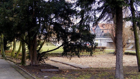 Stare macewy w murku okalającym ogródek piwny na Placu Teatralnym w Bydgoszczy. Fot. Henryk Żyłkowski