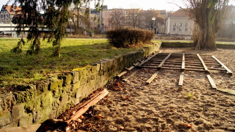 Stare macewy w murku okalającym ogródek piwny na Placu Teatralnym w Bydgoszczy. Fot. Henryk Żyłkowski