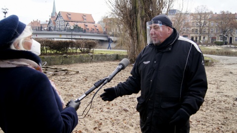 Stare macewy w murku okalającym ogródek piwny na Placu Teatralnym w Bydgoszczy. Fot. Henryk Żyłkowski