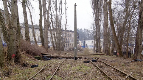 Powstało osuwisko, które wykopów z powodu osuwiska, które spowodowało pęknięcie ściany okolicznego budynku i zagroziło torowisku. Fot. Henryk Żyłkowski