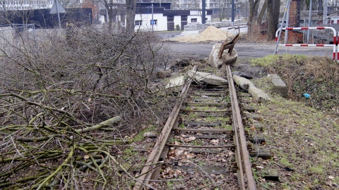 Powstało osuwisko, które wykopów z powodu osuwiska, które spowodowało pęknięcie ściany okolicznego budynku i zagroziło torowisku. Fot. Henryk Żyłkowski
