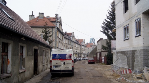 Powstało osuwisko, które wykopów z powodu osuwiska, które spowodowało pęknięcie ściany okolicznego budynku i zagroziło torowisku. Fot. Henryk Żyłkowski