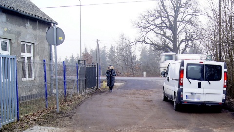 Wyrwa w drodze na Prądocin straszy kierowców. Fot. Henryk Żyłkowski