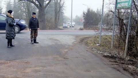 Wyrwa w drodze na Prądocin straszy kierowców. Fot. Henryk Żyłkowski