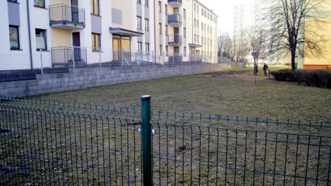 Ogrodzenie bloku stało się symbolem bezpieczeństwa, często jednak utrudnia życie i konfliktuje z sąsiadami. Fot. Henryk Żyłkowski