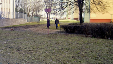 Ogrodzenie bloku stało się symbolem bezpieczeństwa, często jednak utrudnia życie i konfliktuje z sąsiadami. Fot. Henryk Żyłkowski