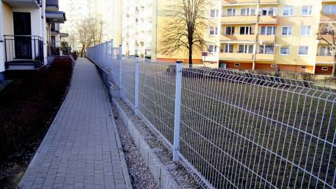 Ogrodzenie bloku stało się symbolem bezpieczeństwa, często jednak utrudnia życie i konfliktuje z sąsiadami. Fot. Henryk Żyłkowski
